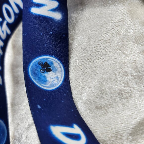 Official 2022 Dragon Con Blue E.T. Phone Home Lanyard - Picture 3 of 4